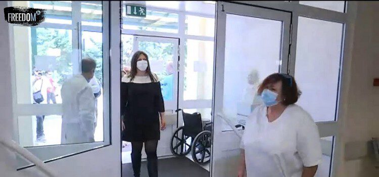 Η επίσκεψη της Ζωής Κωνσταντοπούλου στο Κέντρο Υγείας Καλυβίων (13/05/2020)