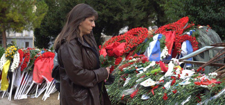 Κατάθεση λουλουδιών στο Πολυτεχνείο από την Ζωἠ Κωνσταντοπούλου | 17 Νοεμβρίου 2021
